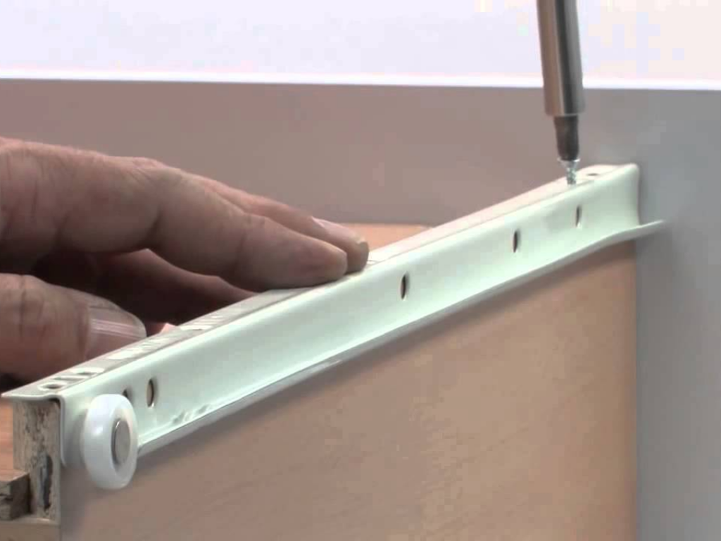 Como instalar correderas metálicas para cajones